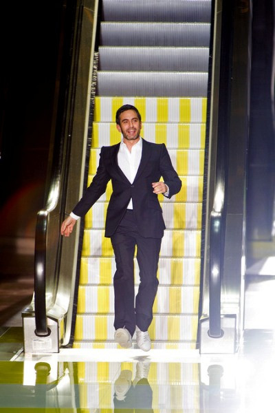 Vị giám đốc sáng tạo bước ra trong sự trầm trồ ngưỡng mộ và tiếng vỗ tay tán thưởng của mọi người, cũng là lúc buổi trình diễn ngoạn mục và ấn tượng kết thúc, như một lời chào bế mạc của Tuần lễ thời trang Paris 2013. Vị giám đốc sáng tạo bước ra trong sự trầm trồ ngưỡng mộ và tiếng vỗ tay tán thưởng của mọi người, cũng là lúc buổi trình diễn ngoạn mục và ấn tượng kết thúc, như một lời chào bế mạc của Tuần lễ thời trang Paris 2013.