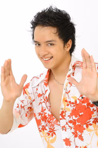 Khuôn mặt của anh chàng luôn được make-up khá tỉ mỉ mỗi lần xuất hiện trong những shot hình thời trang và trên sân khấu.