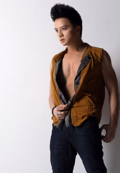 Chiếc áo màu da bò phối với màu lông chuột được thiết kế đơn giản nhưng phát huy hiệu quả đắc lực cho Cao Thái Sơn khoe body "chuẩn man" của mình.