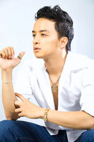 Anh chàng cũng thường xuyên sử dụng phụ kiện để tăng thêm sự bắt mắt và độc đáo cho trang phục của mình.