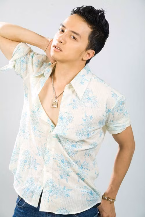 Trang sức to bản và lấp lánh này được Cao Thái Sơn trưng dụng nhiều lần để tăng sự bắt mắt cho trang phục của mình.