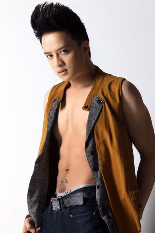 Một hình xăm vô cùng gợi cảm trên cơ thể hấp dẫn của Cao Thái Sơn.