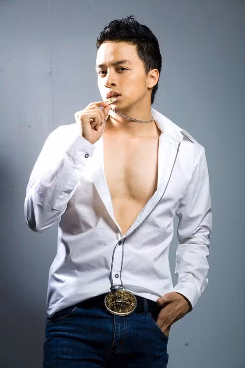 Một trong những trang phục "tủ" của Cao Thái Sơn là áo sơ mi được thiết kế đơn giản, nhưng luôn bật gần hết cúc để khoe cơ ngực đẹp và gợi cảm.