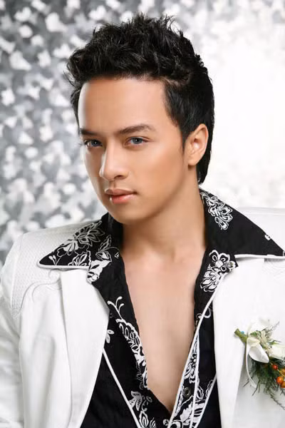 Áo vest trắng muốt với những điểm nhấn điệu đà cũng là một item được Cao Thái Sơn thường xuyên trưng dụng.