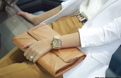 Mặc cho nhiều thông tin gây nhiễu loạn về đám cưới, Hà Tăng vẫn im lặng và không đưa ra bình luận gì về thông tin này, cô vẫn lẳng lặng thực hiện các kế hoạch riêng và không thông báo rộng rãi.