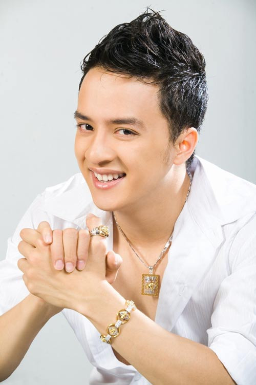 Từ ánh mắt, nụ cười đến động tác của Cao Thái Sơn đều rất "điệu". Từ ánh mắt, nụ cười đến động tác của Cao Thái Sơn đều rất "điệu".