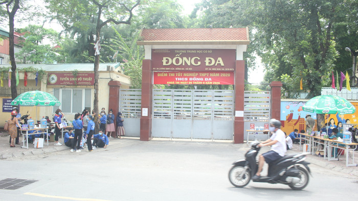 Lực lượng tình nguyện viên hỗ trợ tại điểm thi Đống Đa (Ảnh:V.N)