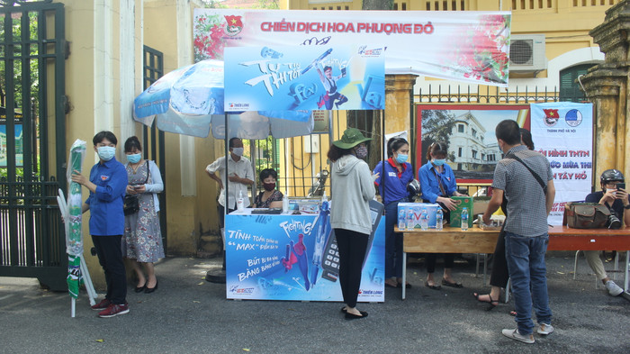 Tình nguyện viên chuẩn bị nước và khẩu trang tại các điểm thi (Ảnh:V.N)