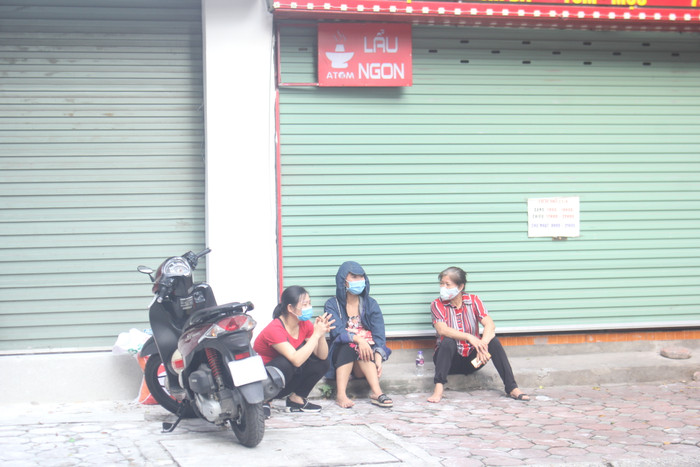 Nhiều phụ huynh ở xa đưa con đi thi (Ảnh:V.N)