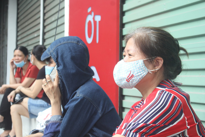 Nỗi lo âu trên gương mặt cha mẹ (Ảnh:V.N)