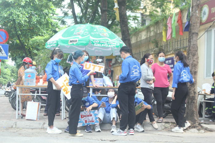 Sắc xanh tình nguyện trong nắng vàng ngày thi (Ảnh: Khánh Vy)