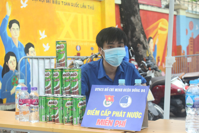 Điểm cấp phát nước miễn phí, hoạt động do kinh phí của Đoàn Thanh niên Quận tài trợ (Ảnh: Khánh Vy)