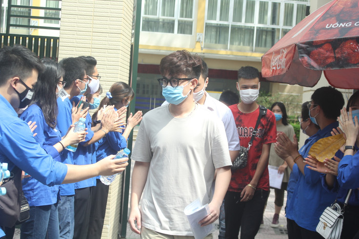 Tình nguyện viên phát nước miễn phí cho thí sinh (Ảnh: V.N)