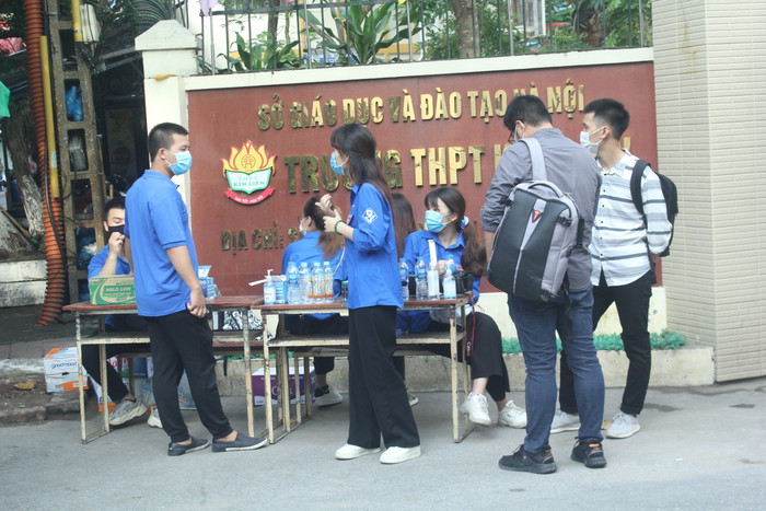 Tình nguyện viên tại điểm thi Đống Đa (Ảnh:V.N)