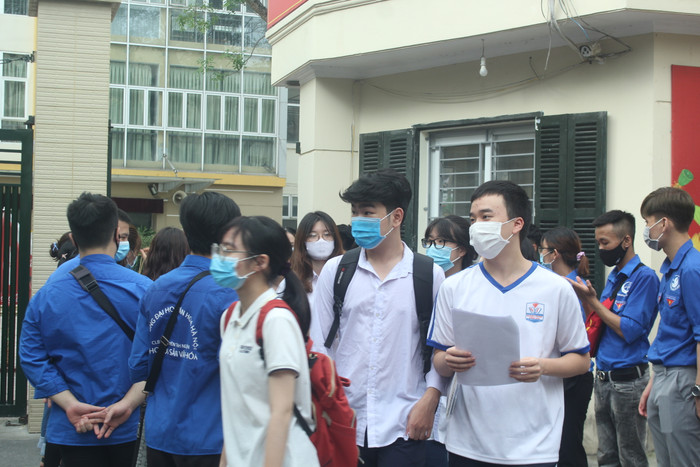 Thí sinh kết thúc ngày thi đầu tên trong tâm trạng vui vẻ (Ảnh:V.N) Thí sinh kết thúc ngày thi đầu tên trong tâm trạng vui vẻ (Ảnh:V.N)