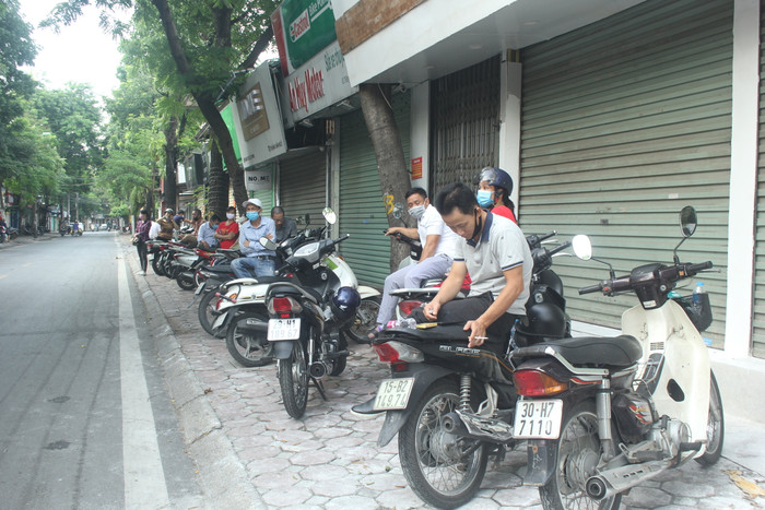 Cả gia đình đưa con đi thi (Ảnh:V.N)