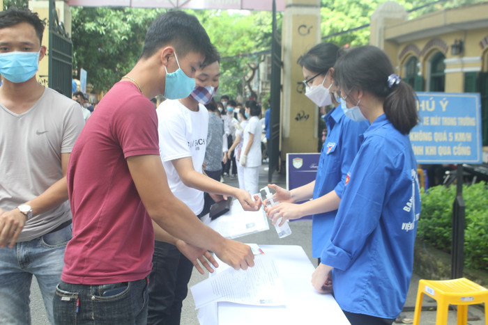 Thí sinh được sát khuẩn tay trước khi vào phòng thi (Ảnh:V.N)