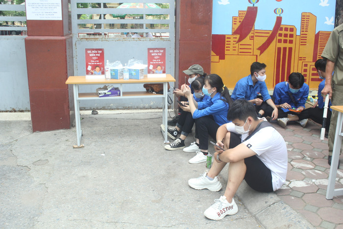 Kiên nhẫn chờ đợi hết ngày thi (Ảnh: V.N)