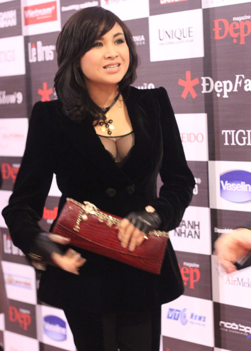 Không chuộng những bộ váy ngực khoét ngực quá rộng, nữ diva trung thành với kiểu khoe ngực lấp ló sau lớp vải xuyên thấu mờ ảo, tuy nhiên, chỉ cần từng đó thôi vòng 1 ngoại cỡ của tuổi trung niên cũng đã khiêu khích bao ánh nhìn. Không chuộng những bộ váy ngực khoét ngực quá rộng, nữ diva trung thành với kiểu khoe ngực lấp ló sau lớp vải xuyên thấu mờ ảo, tuy nhiên, chỉ cần từng đó thôi vòng 1 ngoại cỡ của tuổi trung niên cũng đã khiêu khích bao ánh nhìn.