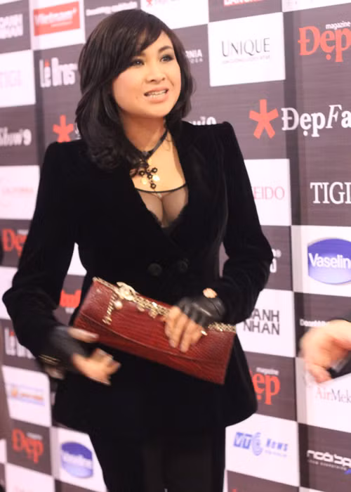 Không chuộng những bộ váy ngực khoét ngực quá rộng, nữ diva trung thành với kiểu khoe ngực lấp ló sau lớp vải xuyên thấu mờ ảo, tuy nhiên, chỉ cần từng đó thôi vòng 1 ngoại cỡ của tuổi trung niên cũng đã khiêu khích bao ánh nhìn.