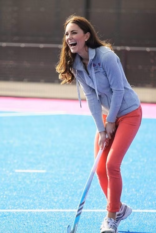 Chiếc quần jean hồng này ngay lập tức được bán hết sạch trên các trang hàng online sau khi Kate mặc nó để chơi môn hockey Chiếc quần jean hồng này ngay lập tức được bán hết sạch trên các trang hàng online sau khi Kate mặc nó để chơi môn hockey