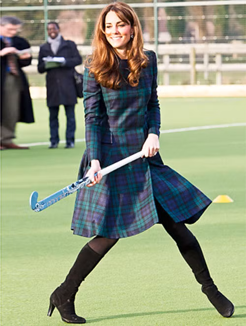 Kate tinh nghịch chơi môn hockey trong bộ áo khoác kẻ caro tinh tế của Alexander McQueen khi đến thăm một ngôi trường. Cô rất thông minh khi chọn nền họa tiết rất giống với đồng phục của học sinh ở đây nhằm tạo nên sự thân thiện Kate tinh nghịch chơi môn hockey trong bộ áo khoác kẻ caro tinh tế của Alexander McQueen khi đến thăm một ngôi trường. Cô rất thông minh khi chọn nền họa tiết rất giống với đồng phục của học sinh ở đây nhằm tạo nên sự thân thiện