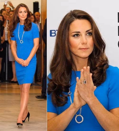 Kate thể hiện sự ủng hộ với nhà thiết kế người Anh Stella McCartney và thế vận hội Olympic London với bộ váy màu xanh dương tại triển lãm Chân dung quốc gia được diễn ra trong thời gian diễn ra thế vận hội. Stella McCartney chính là NTK chính thức cho thời trang của VĐV Anh Kate thể hiện sự ủng hộ với nhà thiết kế người Anh Stella McCartney và thế vận hội Olympic London với bộ váy màu xanh dương tại triển lãm Chân dung quốc gia được diễn ra trong thời gian diễn ra thế vận hội. Stella McCartney chính là NTK chính thức cho thời trang của VĐV Anh