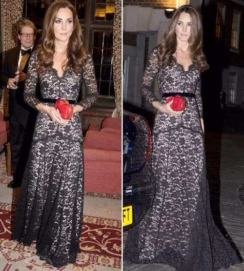 Chiếc váy ren gợi cảm này trước đây đã từng được Kate Middleton mặc tại buổi lễ ra mắt phim Horse War. Và cô tiếp tục tái sử dụng nó khi đến tham dự lễ kỷ niệm 600 năm thành lập của trường đại học St Andrew. Chiếc váy ren gợi cảm này trước đây đã từng được Kate Middleton mặc tại buổi lễ ra mắt phim Horse War. Và cô tiếp tục tái sử dụng nó khi đến tham dự lễ kỷ niệm 600 năm thành lập của trường đại học St Andrew.