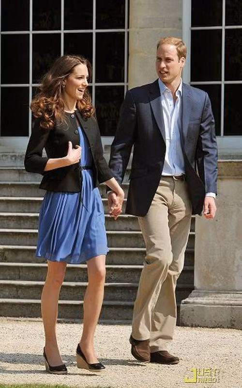 Cho những hoạt động diễn ra sau ngày cưới, Kate chọn chiếc váy màu xanh hoàng gia của thương hiệu Zara có mức giá khá rẻ chỉ 50 bảng Anh Cho những hoạt động diễn ra sau ngày cưới, Kate chọn chiếc váy màu xanh hoàng gia của thương hiệu Zara có mức giá khá rẻ chỉ 50 bảng Anh