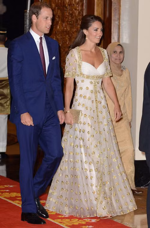 Kate tỏa sáng trong bộ đầm Alexander McQueen có giá 5000 bảng Anh kết hợp với xắc tay Wilbur & Gussie 180 bảng và vòng cổ 420 bảng. Kate tỏa sáng trong bộ đầm Alexander McQueen có giá 5000 bảng Anh kết hợp với xắc tay Wilbur & Gussie 180 bảng và vòng cổ 420 bảng.