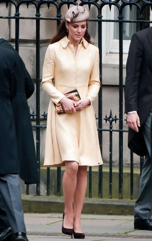 Công nương Anh thêm chút tinh tế của người Scotland bằng cách kết hợp bộ đầm ý nhị với chiếc khăn tay kẻ sọc Công nương Anh thêm chút tinh tế của người Scotland bằng cách kết hợp bộ đầm ý nhị với chiếc khăn tay kẻ sọc