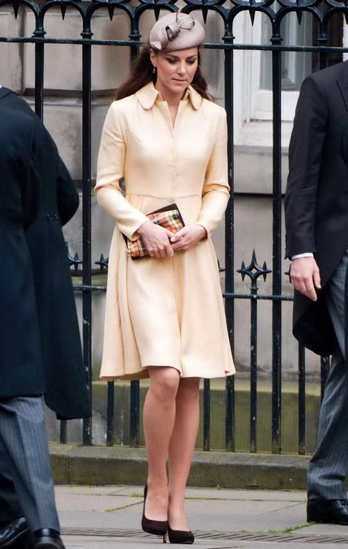 Công nương Anh thêm chút tinh tế của người Scotland bằng cách kết hợp bộ đầm ý nhị với chiếc khăn tay kẻ sọc Công nương Anh thêm chút tinh tế của người Scotland bằng cách kết hợp bộ đầm ý nhị với chiếc khăn tay kẻ sọc