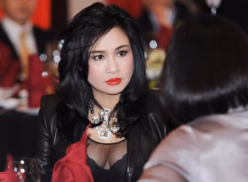 Ở độ tuổi 43, Thanh Lam gợi cảm và quyến rũ không khác gì những nữ ca sĩ trẻ trung khác khi cô sở hữu một phong cách thời trang có thể xem là nổi loạn. Không phải chân dài, cũng không có tấm lưng ong gợi tình, điểm mạnh của Thanh Lam nằm ở khe ngực căng đầy.