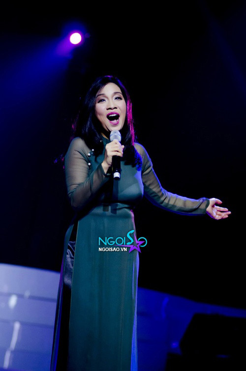 Mỹ Linh cũng mắc lỗi với áo dài khi mặc nội y quá "hờ hững" khi phần thân áo dài lại quá mỏng, để lộ 2/3 bầu ngực Mỹ Linh cũng mắc lỗi với áo dài khi mặc nội y quá "hờ hững" khi phần thân áo dài lại quá mỏng, để lộ 2/3 bầu ngực