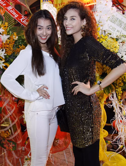 Hồng Quế cũng cẩu thả để nguyên mái tóc mới ngủ dậy đi dự tiệc