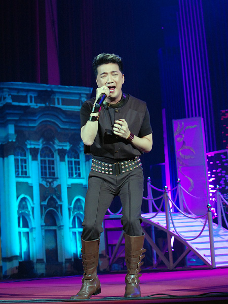 Đàm Vĩnh Hưng còn diện cả trang phục dát vàng lên sân khấu Đàm Vĩnh Hưng còn diện cả trang phục dát vàng lên sân khấu