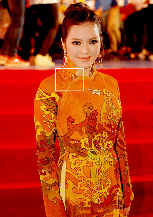 Nổi tiếng là một người luôn chú ý đến hình ảnh của mình khi xuất hiện tại các sự kiện, nhưng Lý Nhã Kỳ cũng mắc lỗi cẩu thả trong trang phục khi gài lệch cúc chiếc áo dài trong một sự kiện quan trọng Nổi tiếng là một người luôn chú ý đến hình ảnh của mình khi xuất hiện tại các sự kiện, nhưng Lý Nhã Kỳ cũng mắc lỗi cẩu thả trong trang phục khi gài lệch cúc chiếc áo dài trong một sự kiện quan trọng