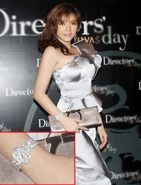 Không chỉ đầu tư cho trang phục, Lý Nhã Kỳ nổi tiếng chơi sang với các phụ kiện đi kèm. Đôi hoa tai giá 600 triệu, đồng hồ giá hơn 7 tỷ đồng được Lỹ Nhã Kỳ đeo trong một sự kiện. Không chỉ đầu tư cho trang phục, Lý Nhã Kỳ nổi tiếng chơi sang với các phụ kiện đi kèm. Đôi hoa tai giá 600 triệu, đồng hồ giá hơn 7 tỷ đồng được Lỹ Nhã Kỳ đeo trong một sự kiện.