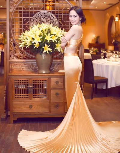 Hiện tại mỗi lần xuất hiện người hâm mộ sẽ thấy ở cô sự tổng hợp hài hòa từ trang điểm, đầu tóc, phụ kiện ton sur ton với trang phục.