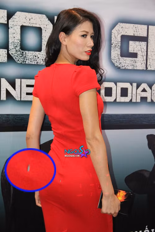 Trang Trần vô tư tạo dáng mà không biết mình đang mang váy rách