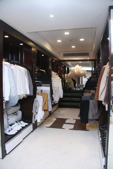 “Ông hoàng nhạc Việt” nổi tiếng với các bộ sưu tập quần áo, giày, dép thắt lưng, túi xách... hàng hiệu. “Ông hoàng nhạc Việt” nổi tiếng với các bộ sưu tập quần áo, giày, dép thắt lưng, túi xách... hàng hiệu.