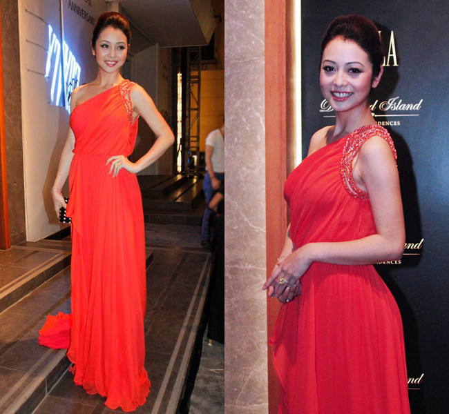 Cô dâu mới Jennifer Phạm đẹp đến say người khi diện mẫu váy lệch vai. Cô dâu mới Jennifer Phạm đẹp đến say người khi diện mẫu váy lệch vai.