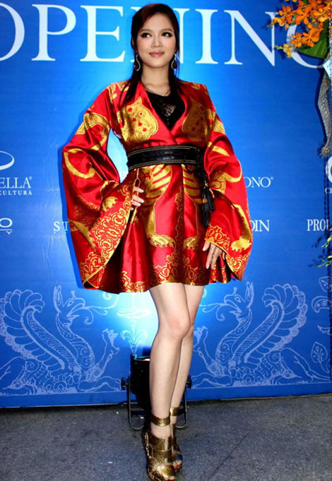 Trong một đêm tiệc gây quỹ từ thiện cuối năm 2011, Lý Nhã Kỳ đã diện chiếc váy được cho là duy nhất của nhà thiết kế Alexander McQueen giá... 700 triệu đồng (35.000 USD). Đôi giày cũng có giá hơn 300 triệu đồng (15.000 USD) và như thế, Lý Nhã Kỳ đã phải chi hơn 100 triệu đồng để xuất hiện tại một sự kiện, chưa tính giá trị trang sức mà cô đeo trên người. Trong một đêm tiệc gây quỹ từ thiện cuối năm 2011, Lý Nhã Kỳ đã diện chiếc váy được cho là duy nhất của nhà thiết kế Alexander McQueen giá... 700 triệu đồng (35.000 USD). Đôi giày cũng có giá hơn 300 triệu đồng (15.000 USD) và như thế, Lý Nhã Kỳ đã phải chi hơn 100 triệu đồng để xuất hiện tại một sự kiện, chưa tính giá trị trang sức mà cô đeo trên người.