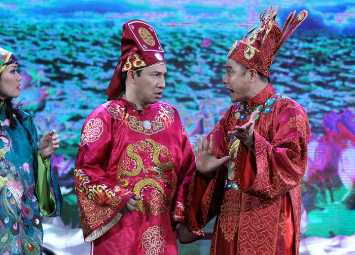 Đá xoáy The Voice, mô phỏng hình ảnh Thu Minh - Hà Hồ, nhảy ‘hoang mang style’, lên án vấn nạn cuồng K-Pop…là những chủ đề chính của Táo Quân 2013. Đá xoáy The Voice, mô phỏng hình ảnh Thu Minh - Hà Hồ, nhảy ‘hoang mang style’, lên án vấn nạn cuồng K-Pop…là những chủ đề chính của Táo Quân 2013.