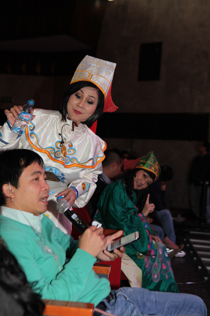 3 nhân vật với 3 khoảnh khắc: Vân Dung hóm hỉnh, Đỗ Thanh Hải tập trung công việc, Minh Hằng với vẻ mặt vui nhưng...khó hiểu. 3 nhân vật với 3 khoảnh khắc: Vân Dung hóm hỉnh, Đỗ Thanh Hải tập trung công việc, Minh Hằng với vẻ mặt vui nhưng...khó hiểu.