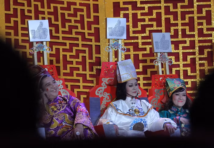 Các Táo được ngồi ghế nóng giống các HLV The Voice, ai muốn phát biểu thì nhấn 'like'.