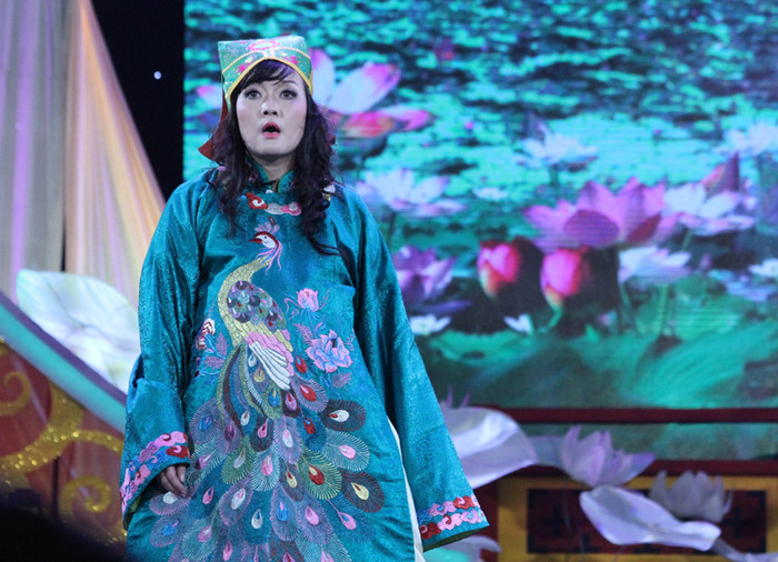 Vân Dung trong vai Táo Dân sinh với bụng bầu 8 tháng. Vân Dung trong vai Táo Dân sinh với bụng bầu 8 tháng.