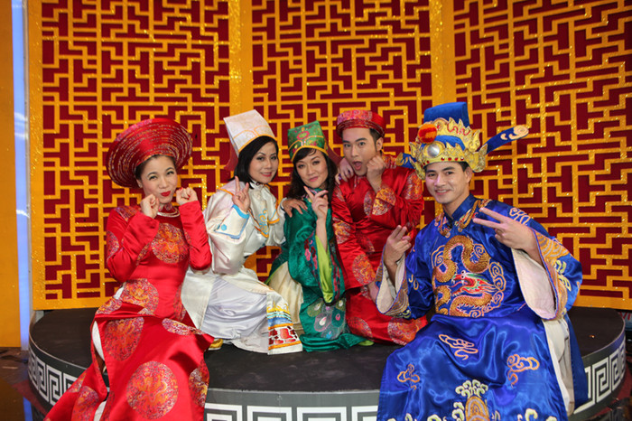 Nhóm làm Táo Quân vui vẻ bên nhau. Nhóm làm Táo Quân vui vẻ bên nhau.