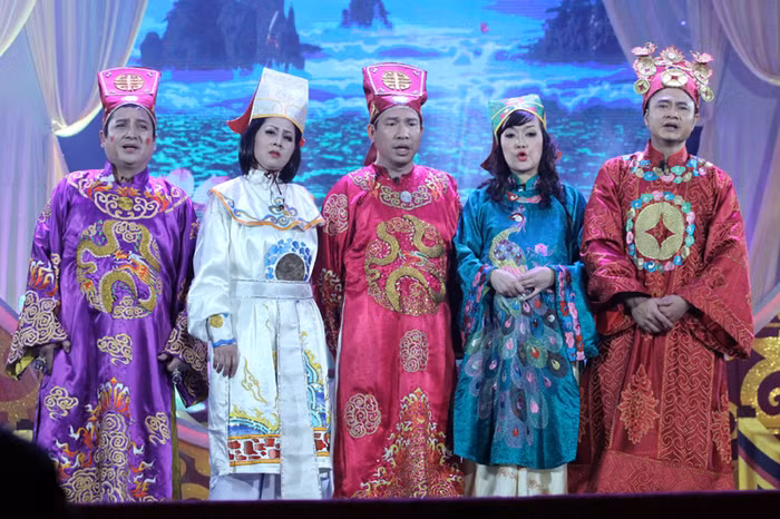 Thổ địa Tự Long không chỉ có màn tung hứng ăn ý với Nam Tào – Bắc Đẩu và 4 Táo, mà còn được tạo điều kiện khoe giọng hát mượt mà của một người hát Chèo chuyên nghiệp.