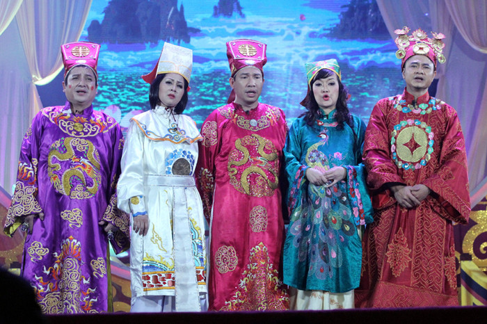 Thổ địa Tự Long không chỉ có màn tung hứng ăn ý với Nam Tào – Bắc Đẩu và 4 Táo, mà còn được tạo điều kiện khoe giọng hát mượt mà của một người hát Chèo chuyên nghiệp. Thổ địa Tự Long không chỉ có màn tung hứng ăn ý với Nam Tào – Bắc Đẩu và 4 Táo, mà còn được tạo điều kiện khoe giọng hát mượt mà của một người hát Chèo chuyên nghiệp.